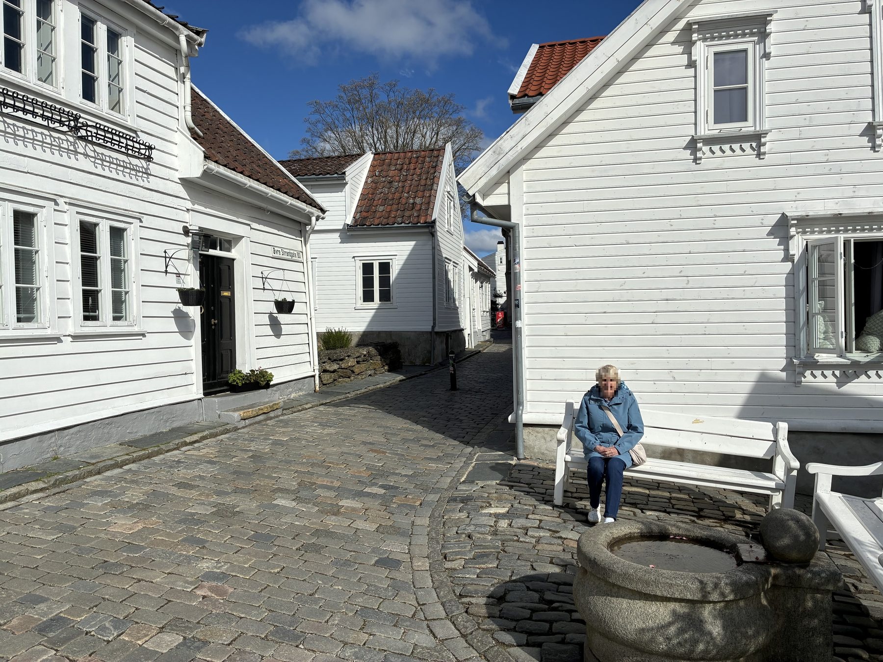 Mum on a white bench in Gamle Stavanger