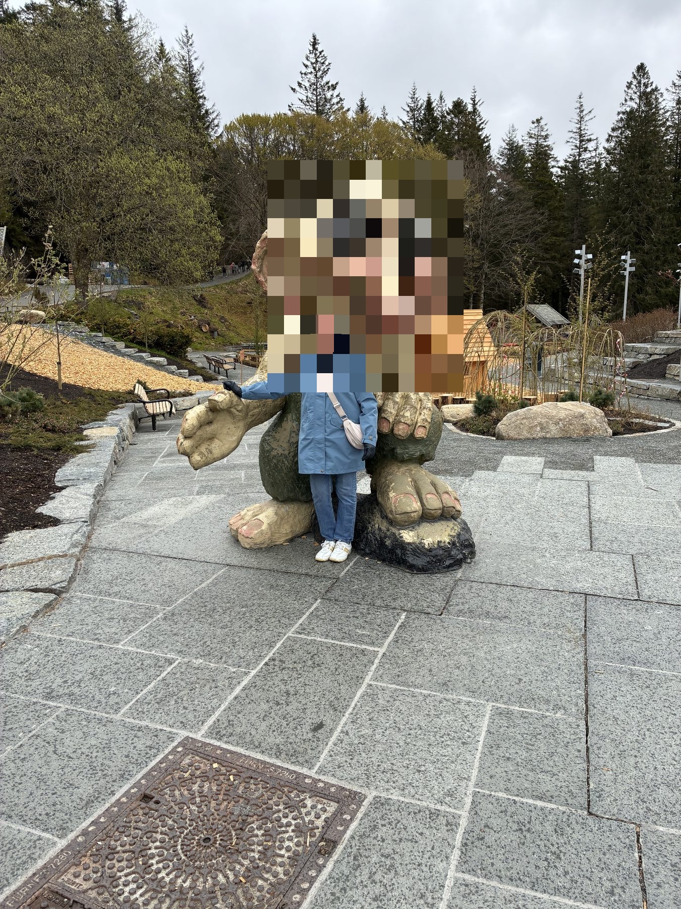 Mum with a giant Fløyen troll